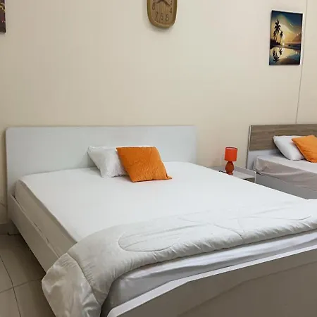 King Deluxe Rooms In A Shared Apartment With Shared Bathroom Sharjah Exterior photo